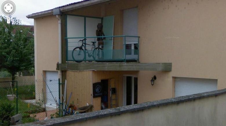 Хиляди се вцепениха от призрак в Google Street View, администрацията побърза да замаже страховитата фигура (СНИМКИ/ВИДЕО)