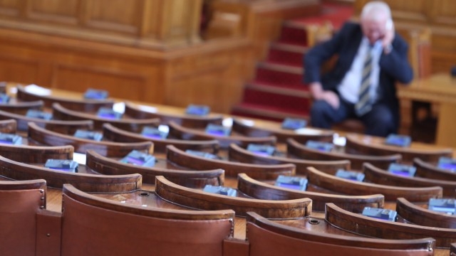 Скандал в парламента! Депутати крещят от трибуната: дървеници, фашисти, комунисти!