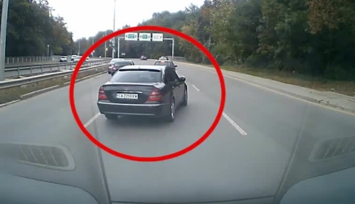 Опасна гонка в центъра на София (ВИДЕО)