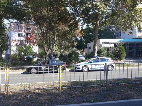 Екшън без край! Патрулка с включени сирени подгони учебна кола, а после... 