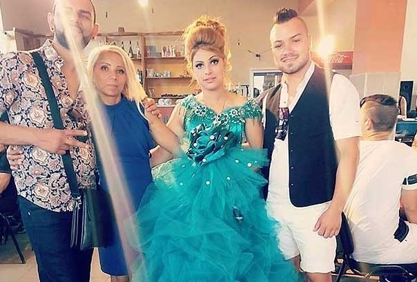 Дупнишко семейство обсипа със злато девствената си снаха, а комшиите напълниха чаршафа с петдесетолевки (СНИМКИ)