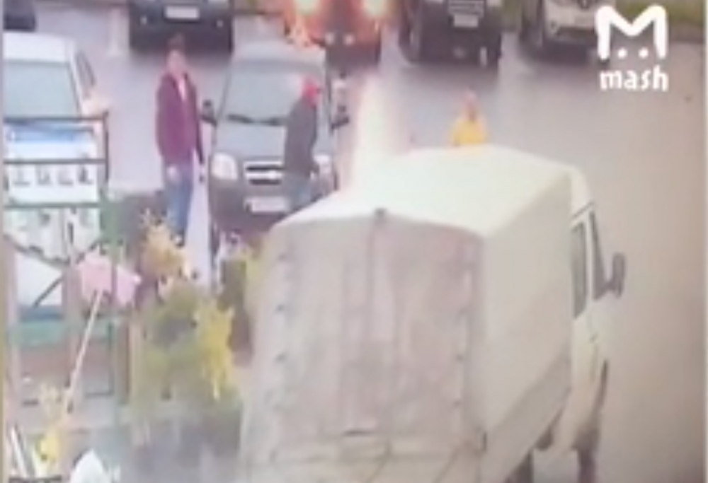 Суетен мъж закла фризьор, не си хареса прическата (ВИДЕО 18+)