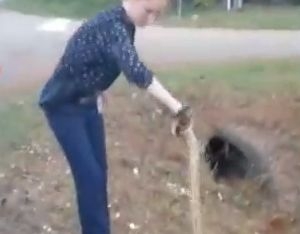 Храбра полицайка се справи с огромно влечуго (ВИДЕО)