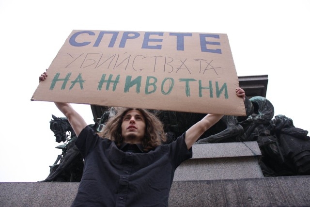 Веганът Никола Донев призна, че вандалското разрушаване на барбекюта е хубаво и се закани пред БЛИЦ: Ще веганизираме цяла България!