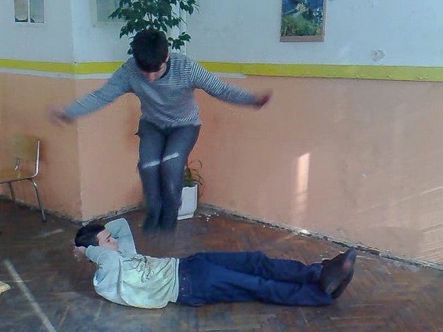 Скандално ВИДЕО и СНИМКИ от пловдивска класна стая: Тийнейджъри ритат, блъскат и удрят в корема свой връстник, а после...