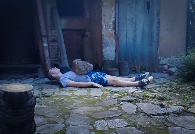 Скандално ВИДЕО и СНИМКИ от пловдивска класна стая: Тийнейджъри ритат, блъскат и удрят в корема свой връстник, а после...
