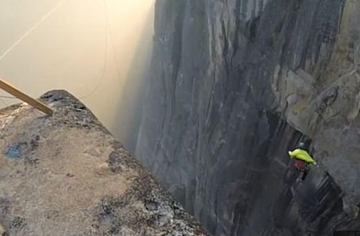 Млад художник се хвърли в 240-метрова бездна (СНИМКИ/ВИДЕО)