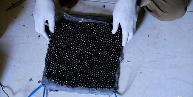 Публикуваха СНИМКИ от фабриката на "Ислямска държава" за производство на пояси за самоубийствени атаки