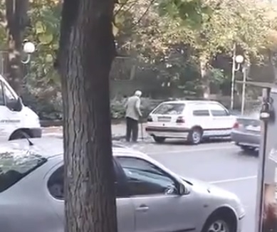Шок в Русе: Този дядо с бастун едва крета по улицата, но после направи нещо, с което изправи косите на мнозина (ВИДЕО)