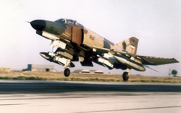 Екшън в небето: Ирански изтребител F-4 Phantom преследва американски F/A-18 Hornet над Сирия (ВИДЕО)   