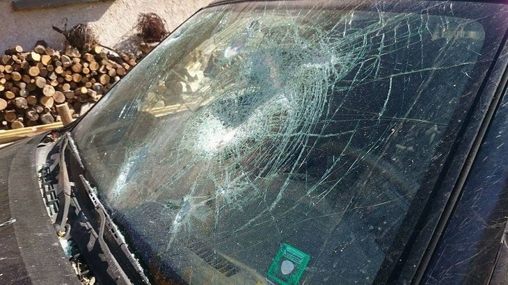 Вандали изпотрошиха закъсали в преспите автомобили