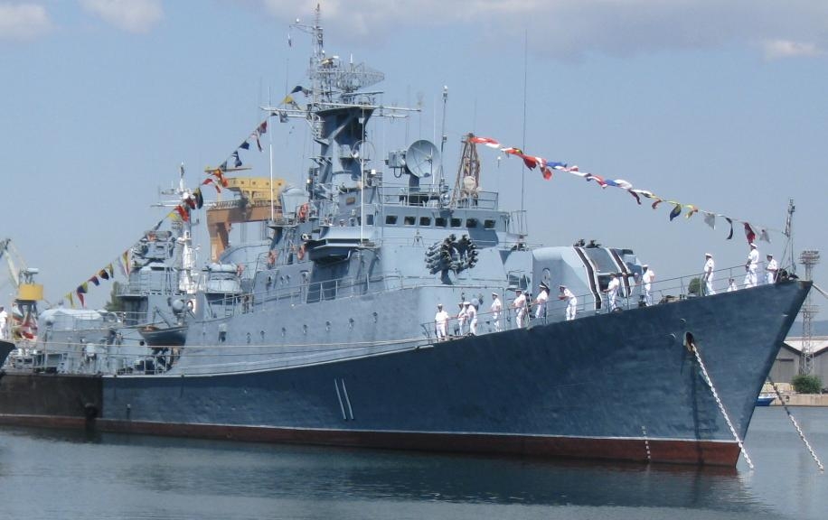 Всичко за пари! Холивудска звезда подкара армейската ни фрегата „Смели“ за 10 бона! Лети и на военен Пантер заради...