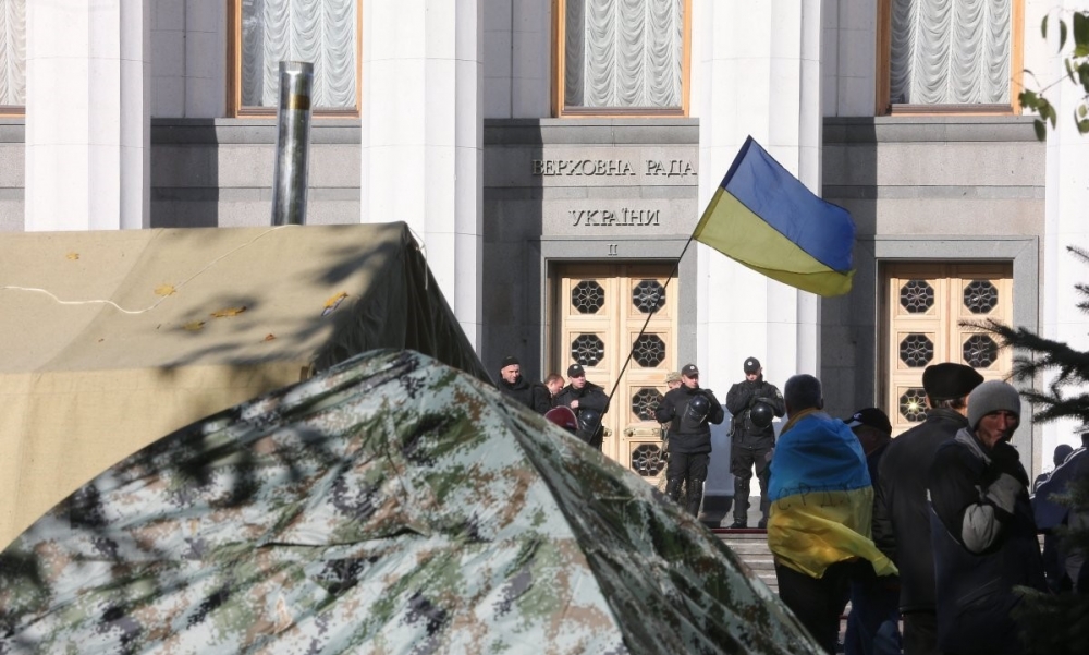 Нови сблъсъци пред Радата! Активистите се опитаха да вкарат в лагера спални чували и шалтета (ВИДЕО)