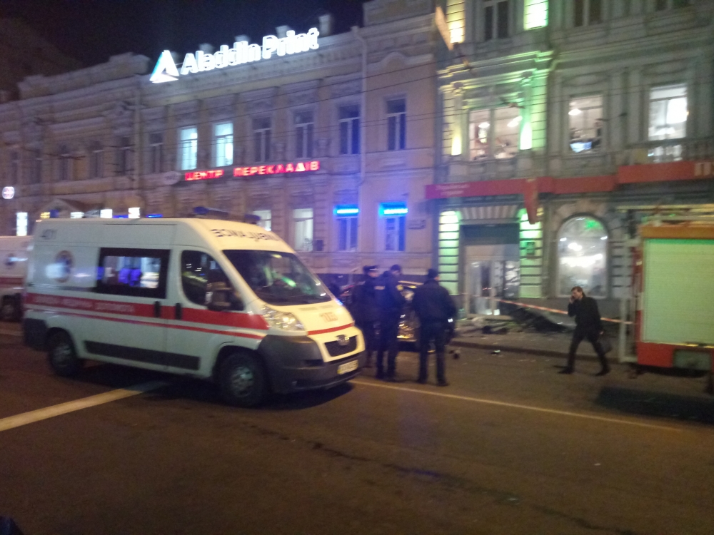 Извънредно в БЛИЦ! Ужас в Харков! Джип "Лексус" се вряза в тълпа - трупове лежат по тротоара (ВИДЕО/СНИМКИ 18+)
