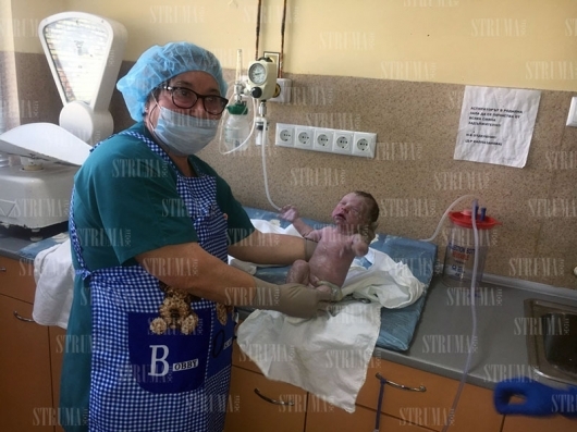 Невероятни ВИДЕА (18+) от родилното в Благоевград! Цветелина влезе за секцио и секунди по-късно...