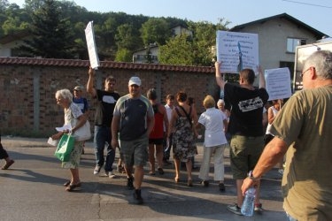 Първо в БЛИЦ! Кон се вряза в протестиращи край Владая и стана страшно 