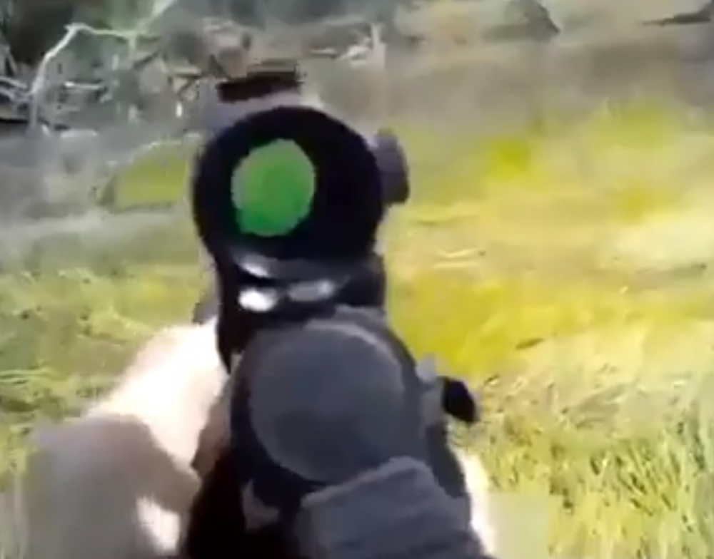Ловци снимаха на ВИДЕО как ги гони разярен крокодил