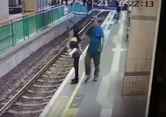 Агресивен китаец блъсна чистачка на железопътните релси (БРУТАЛНО ВИДЕО)