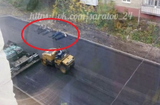 СНИМКИ на работници, натръшкани върху горещ асфалт, подлудиха мрежата