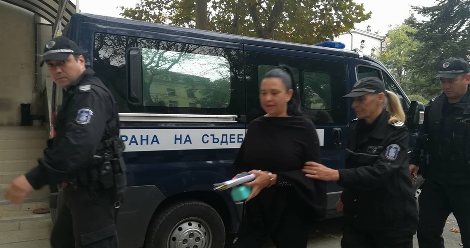 ПЪРВИ СНИМКИ на Анита Мейзер в траурно черно в очакване на присъдата! 