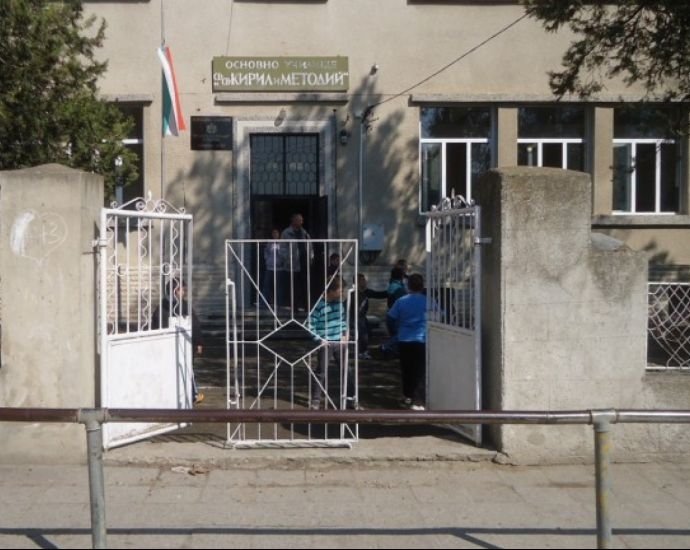 Майка от Руенско отиде да вземе сина си от училище, но това което направи, остави другите родители със зяпнала уста
