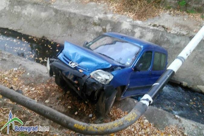 Баничарка цопна в Стара река след зрелищна среднощна каскада в Ботевград (СНИМКИ)