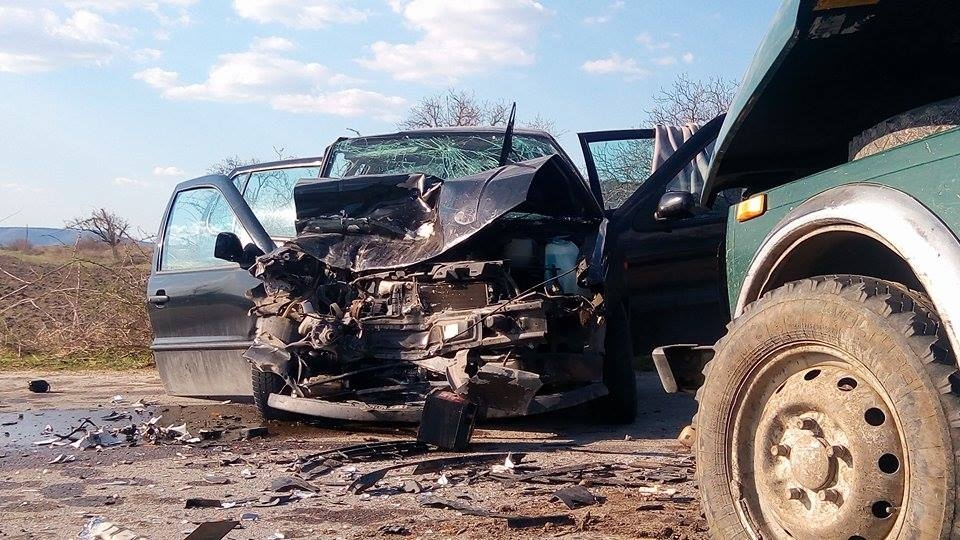 Зверска катастрофа между ТИР и микробус окървави местността Сеновала
