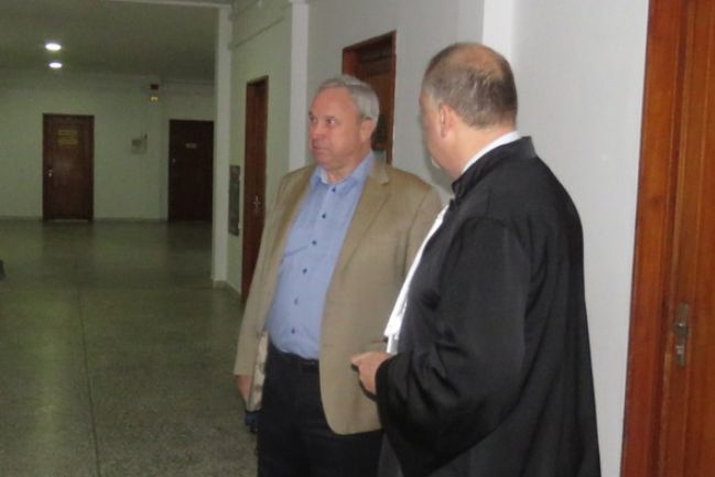 Датчанинът Курт, който натрупа пачки от нелегалната си банка в Бургаско, влезе смирен в съда (СНИМКИ)