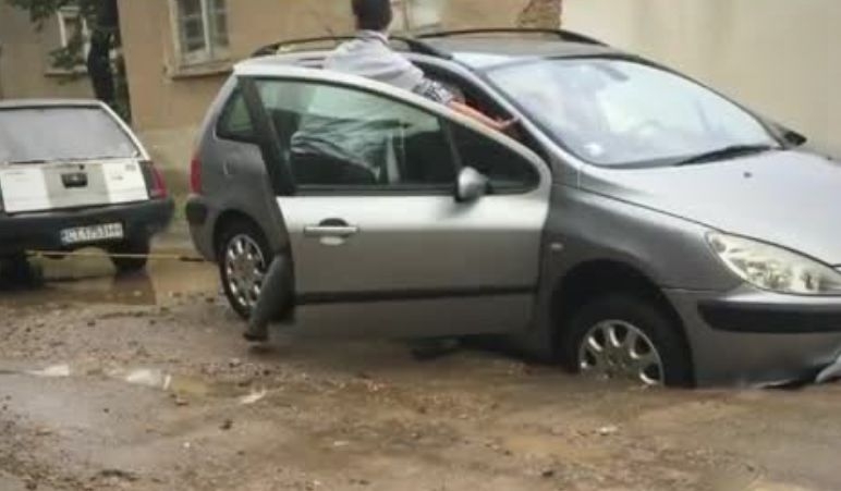 Зрелище: Улица "глътна" кола заради дъжда в Казанлък (ВИДЕО)
