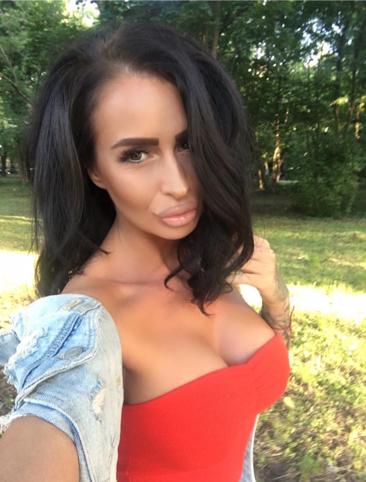 Колко дават на Деси Фотосесията за секс? (СНИМКА)