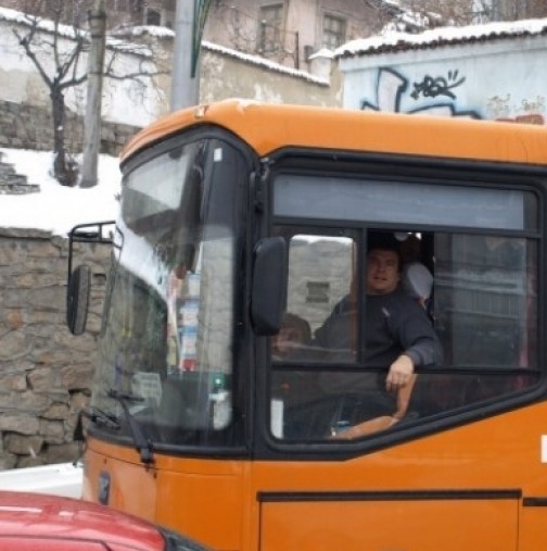Този автобус шокира столичани! Погледнете само вратите му и ще останете без думи (СНИМКА) 