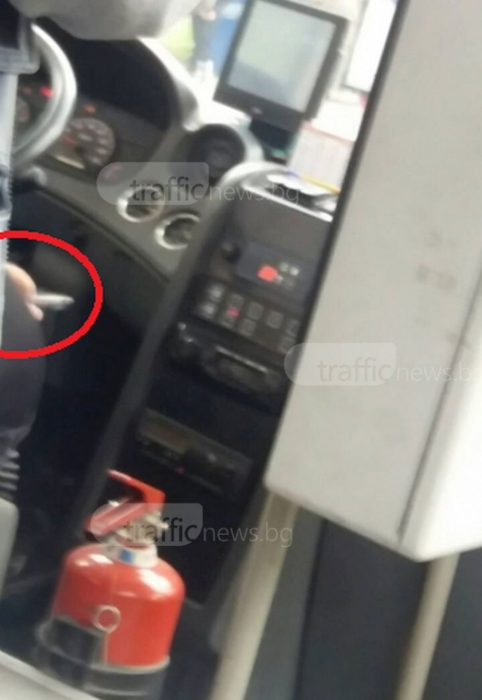 Наглост! Шофьор и кондукторка превърнаха автобус в бар, пътници пропищяха от... (СНИМКИ)
