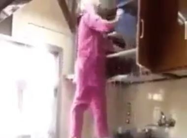 Мюсюлманка в хиджаб направи голяма беля в кухнята и доказа ислямското правило, че съпругата не бива да е чистачка (ВИДЕО)