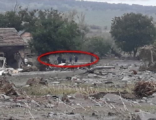 Ето какво остана от къщата на безследно изчезналата Стоянка. Полицаи ровят в тинята до нея (СНИМКА)