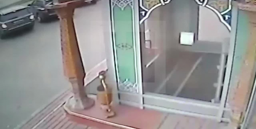 Мъж първо обядва в ресторант, а след това отново влезе в него, но с.....джипа си и го направи на трески (ВИДЕО)