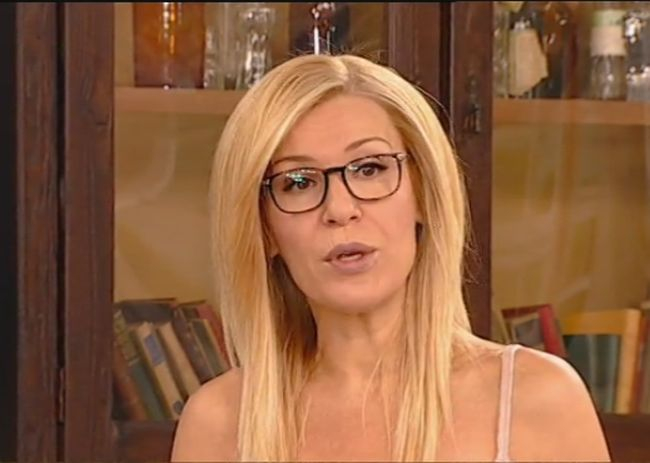 Навръх Димитровден и в ден на траур: Гала се пак се разголи, лъсна по розова нощничка и без сутиен в ефир (СНИМКИ)
