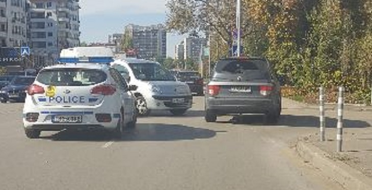 Само в БЛИЦ: Страшна катастрофа! Бус, мотор и кола се помляха на столичен булевард (СНИМКА)