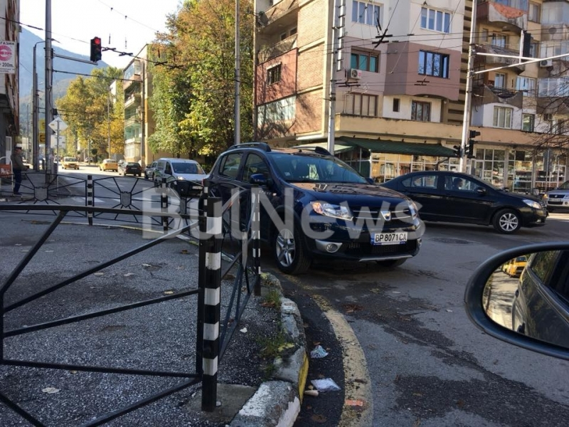 Безумие! Така паркира врачанка насред натоварено кръстовище и слезе да си чати (СНИМКИ)