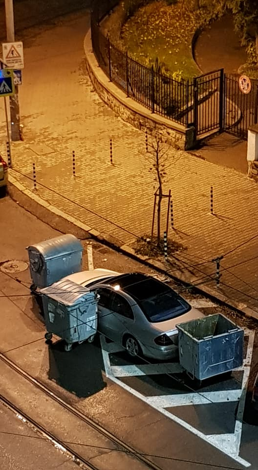 Само в БЛИЦ! Този тузарски мерцедес на столичен булевард взриви социалните мрежи! (СНИМКИ)