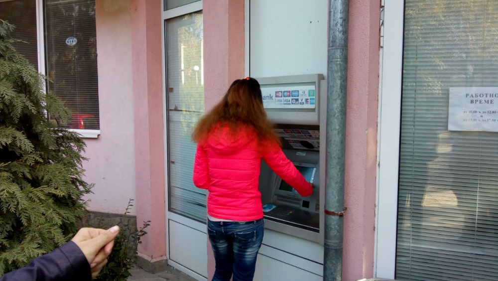 Бандитите, които разбиха кметството в Баня, били с маски и качулки (СНИМКИ)