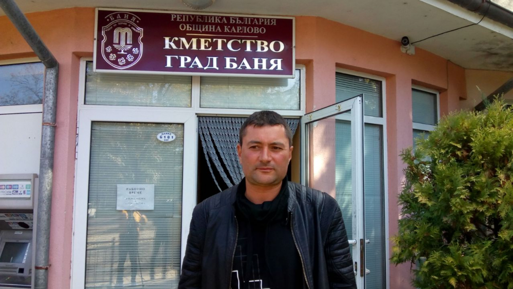 Бандитите, които разбиха кметството в Баня, били с маски и качулки (СНИМКИ)