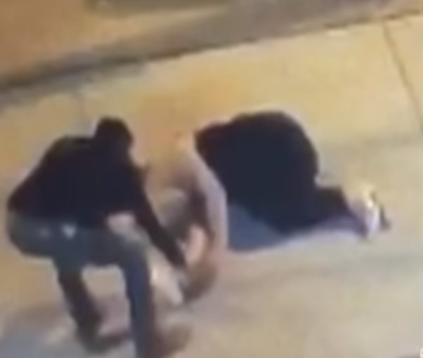 Минувачи обират жена в безсъзнание и снимат селфи с нея (ВИДЕО)