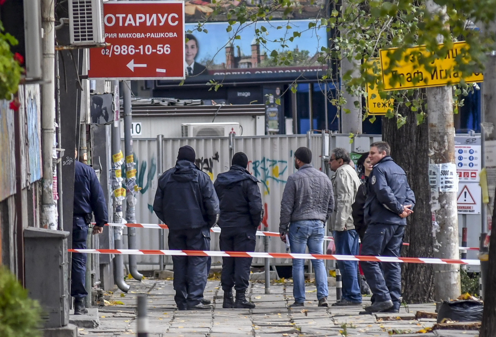 Нещо се случва на пъпа на София! Полиция и следователи отцепиха кооперация, убит е млад мъж? (СНИМКИ)