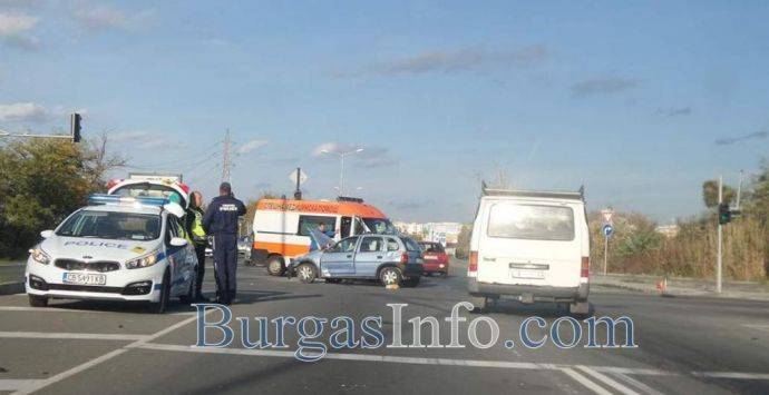 Зверска касапница в Бургас, две коли са смачкани до неузнаваемост (СНИМКИ)