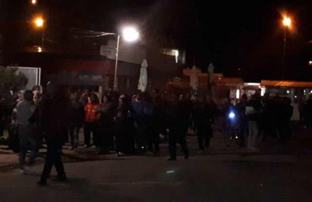 Първо в БЛИЦ! Жертвите в автомелето в Пазарджишко са били младоженци, 350 роми нахлуват да громят болницата, полиция и жандармерия едва ги озаптяват!