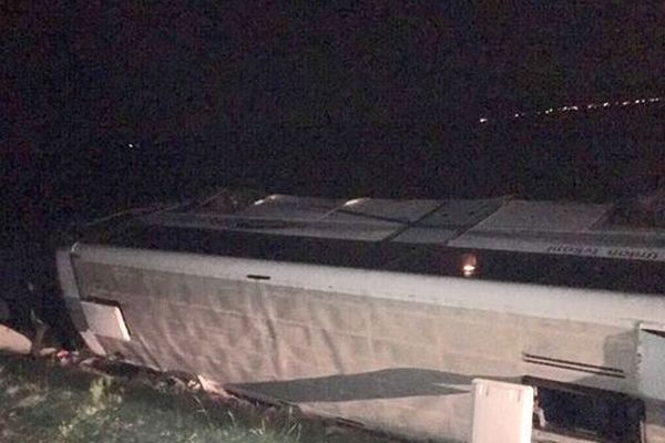 От последните минути: Зверско меле на "Тракия"! Претъпкан автобус на "Юнион-Ивкони" се обърна, има много ранени! (СНИМКИ)