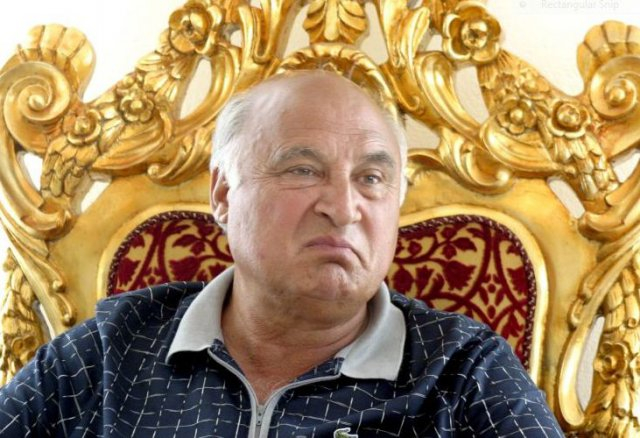 Цар Киро се разделя със знакова собственост (СНИМКА)