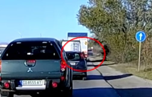 Сигнал до БЛИЦ! Така изпреварва селянин с джип край Пловдив (ВИДЕО) 