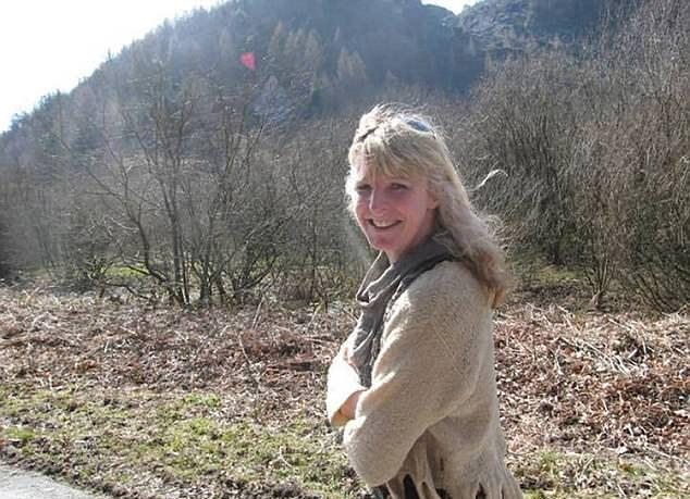 Епична трагедия: Брат отиде да развее праха на сестра си на любимия им плаж, огромна вълна го удави