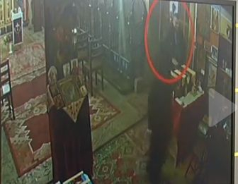 Ето затова са отсичали ръцете на крадците при хан Крум: Мръсник бърника в кутиите за дарения в приюта на отец Иван пред очите на десетки миряни (ВИДЕО)